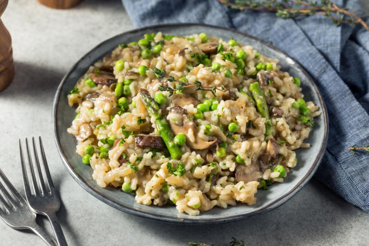 Risoto de aspargo com cogumelo (Imagem: Brent Hofacker | Shutterstock)