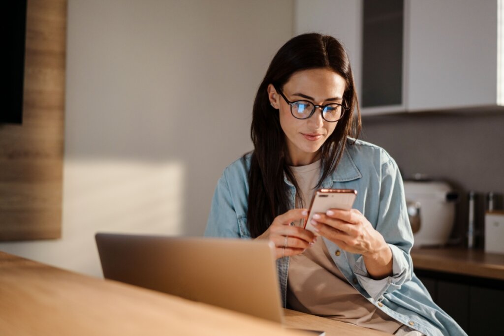 Utilize aplicativos de busca e garanta que eles estão também logados no computador pessoal (Imagem: Dean Drobot | Shutterstock)