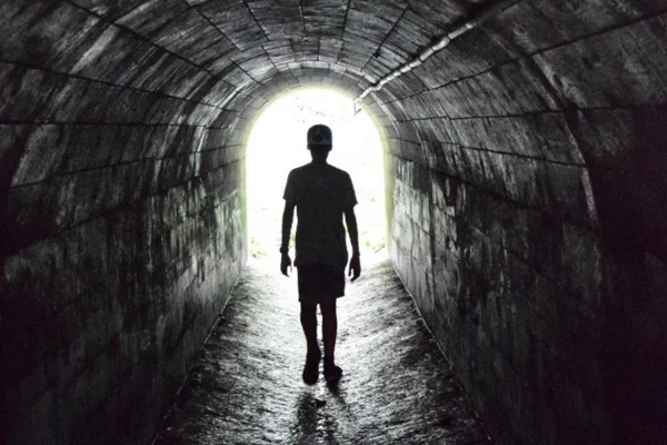 Alguns pacientes relatam ver um túnel com uma luz ao final por Reprodução