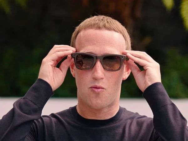 Zuckerberg anunciou o Ray-Ban Stories, óculos inteligentes criados em parceria com a famosa marca Ray-Ban em 2021 por Meta Ray-Ban/Divulgação