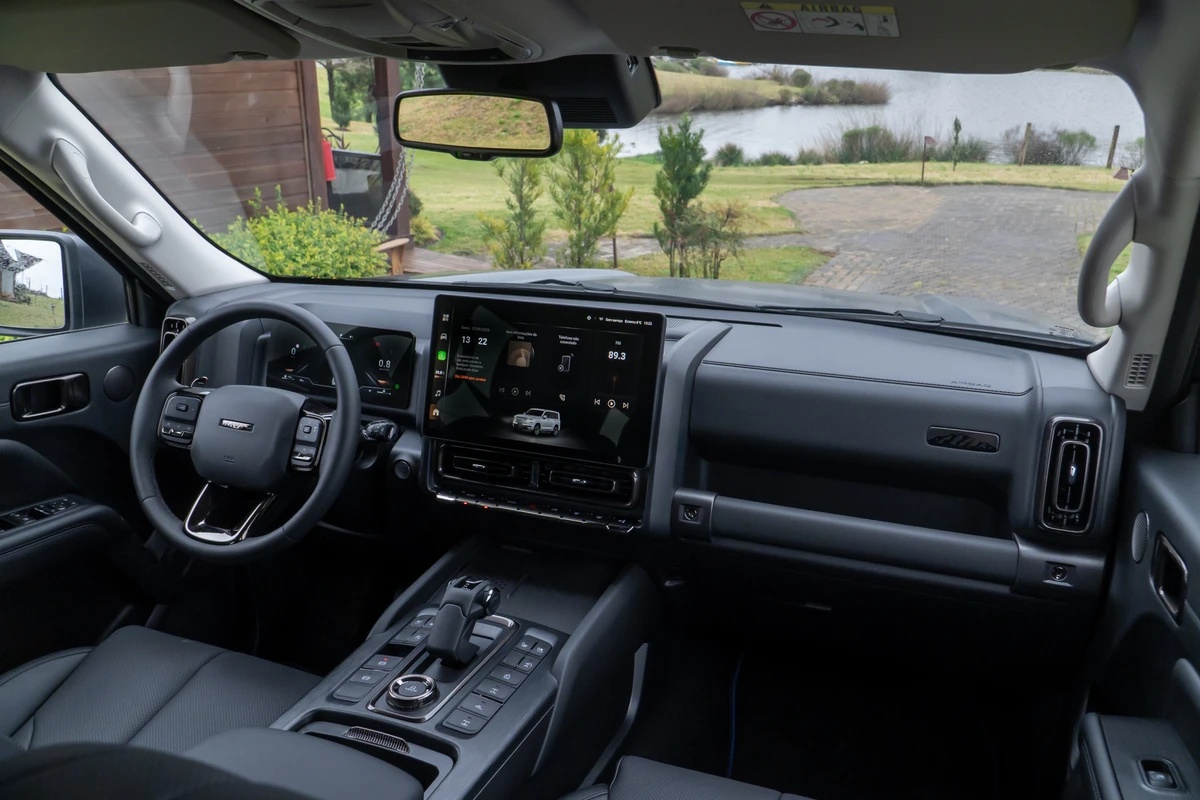 A cabine do SUV é mais sofisticada do que a da picape por Divulgação 
