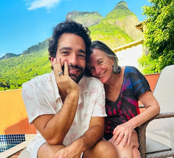 Humberto Carrão e mãe Leila