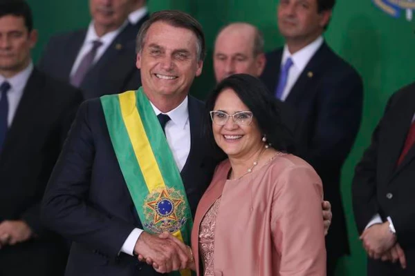 Jair Bolsonaro e Damares Alves por Reprodução