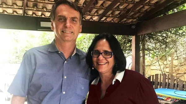 Jair Bolsonaro e Damares Alves por Reprodução