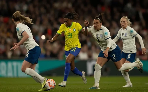 Kerolin conduz bola em Brasil x Inglaterra, pela Finalíssima Feminina 2023