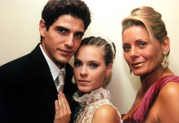 Laços de Família (2000): Conflitos e paixões que marcaram época voltam ao público. por Reprodução