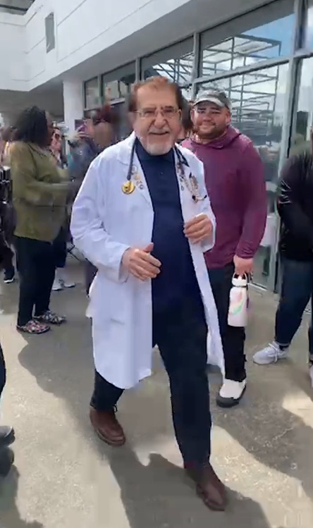 Médico Younan Nowzaradan, conhecido como Dr. Now, de "Quilos Mortais" por Reprodução