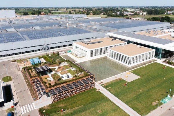 O Centro de Excelência Industrial é recente - criado em 2021, mas desde 1963, a PMI opera em Bolonha
