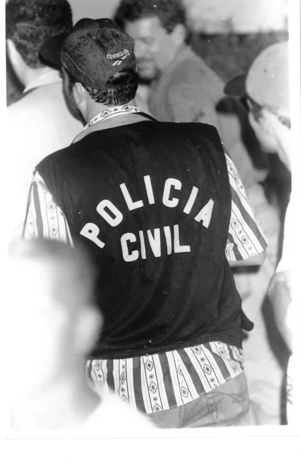 Policiais no meio do show do Planet, em 1996. Cerca de 60 pessoas foram detidas