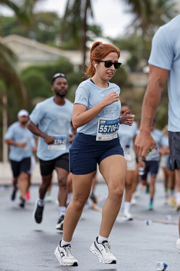 Repórter Thais Borges durante a corrida 100% Você