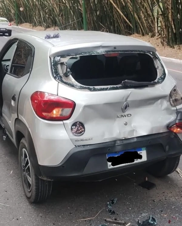 Carro ficou destruído após emboscada no bambuzal do Aeroporto de Salvador por Reprodução