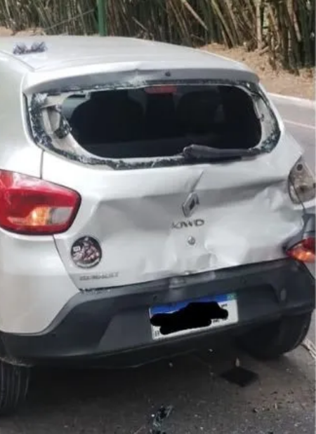 Carro ficou destruído após emboscada no bambuzal do Aeroporto de Salvador por Reprodução