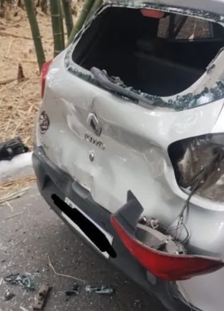 Carro ficou destruído após emboscada no bambuzal do Aeroporto de Salvador por Reprodução