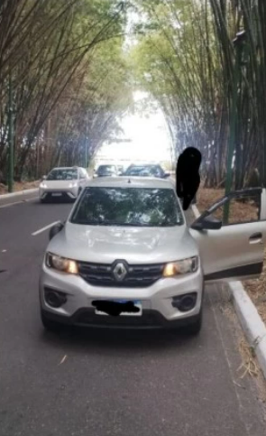 Carro ficou destruído após emboscada no bambuzal do Aeroporto de Salvador por Reprodução