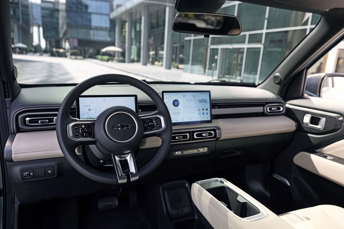 Ampla, a cabine oferece seis airbags e tem acabamento em couro por Divulgação