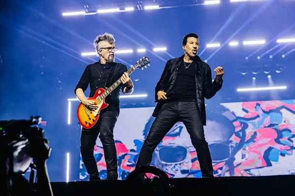 Grecco Buratto com Lionel Richie em show no Chile antes de chegar ao Brasil  por Divulgação/Maria Loreto Plaza