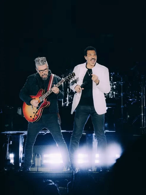 Grecco Buratto integra a banda de Lionel Richie por Divulgação/Maria Loreto Plaza
