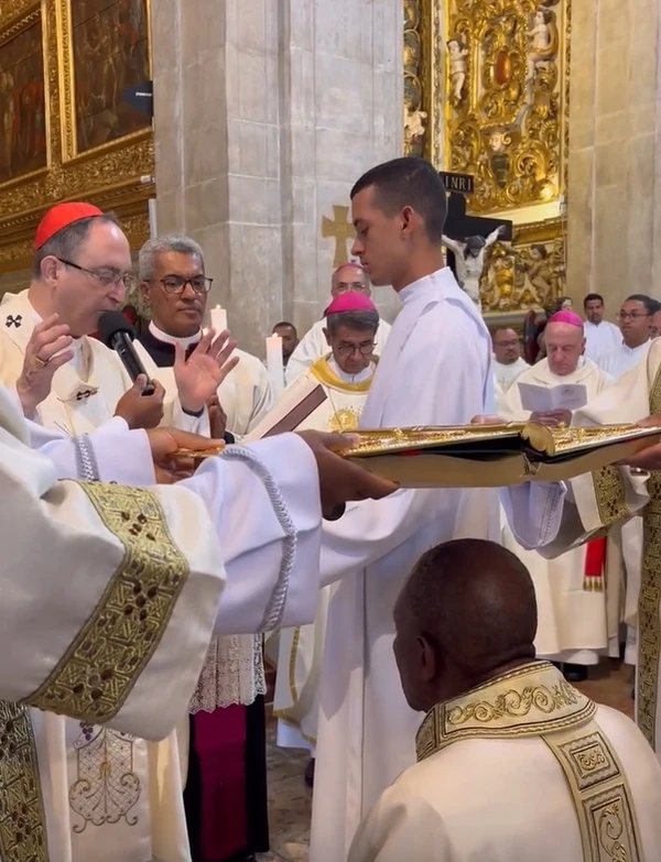 Monsenhor Gabriel dos Santos Filho recebe a Ordenação Episcopal por Divulgação