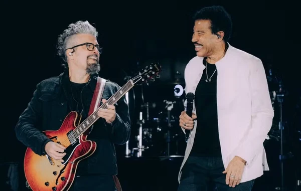 O guitarrista brasileiro Grecco Buratto toca com Lionel Richie na nova turnê por Divulgação/Maria Loreto Plaza