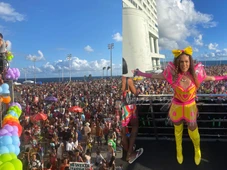 Imagem - 22ª Parada LGBT da Bahia reúne centenas de foliões na Barra com direito à trio de Léo Kret