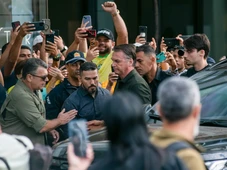 Imagem - Carlos diz que comboio que levou Bolsonaro ao hospital é “humilhação”