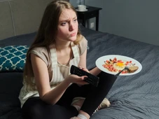 Imagem - 'A pior coisa que se pode fazer é comer na frente da televisão': veja o que dizem os médicos