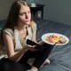 Imagem - 'A pior coisa que se pode fazer é comer na frente da televisão': veja o que dizem os médicos