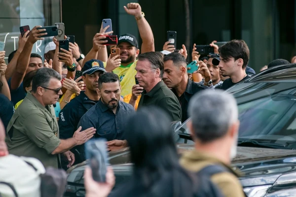Bolsonaro foi acompanhado até o hospital DF Star