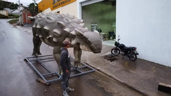 Dinossauro sendo transportado por Arquivo Pessoal
