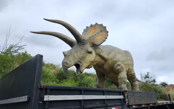 Dinossauro sendo transportado por Dinossauro