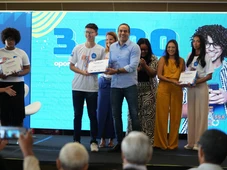 Imagem - Jovens de Salvador recebem tablet novo e certificação ao concluir 1ª fase do Geração SSA