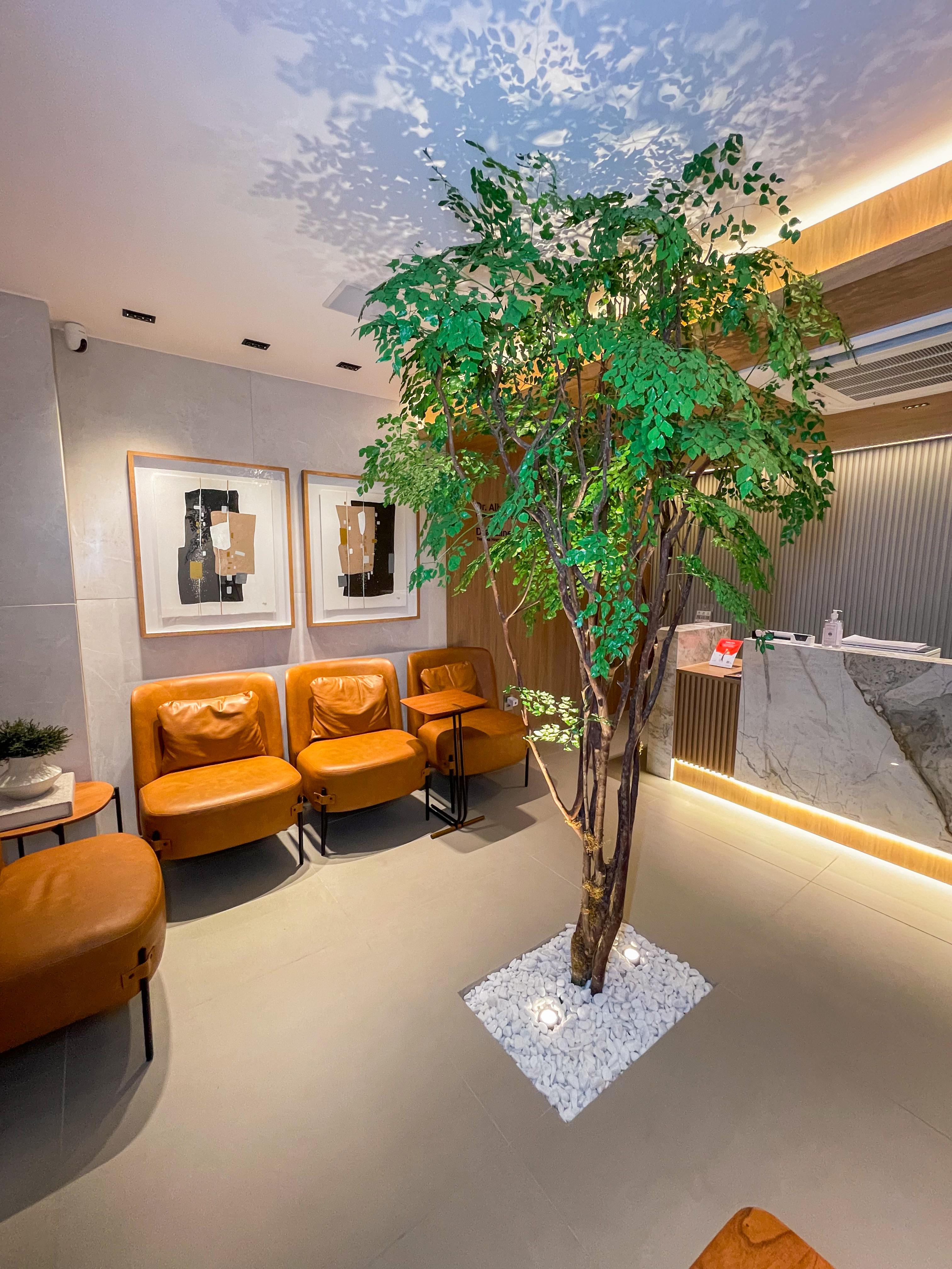 Árvore cenográfica em ambiente corporativo | por Divulgação