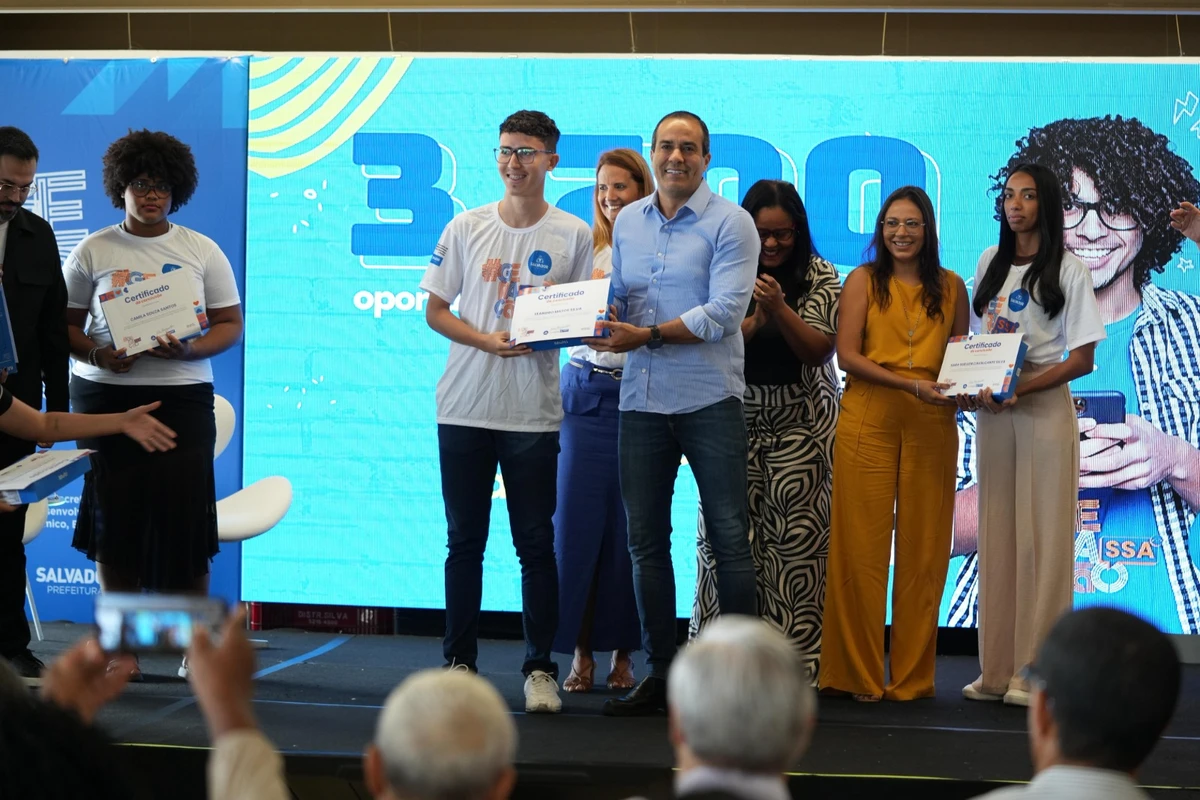 Bruno Reis entrega certificação