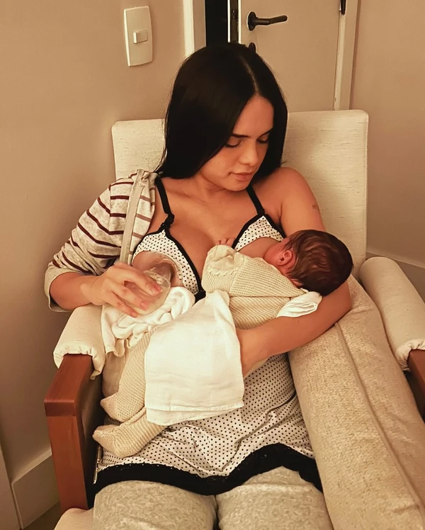 Carol Macedo e o filho por Reprodução/Instagram