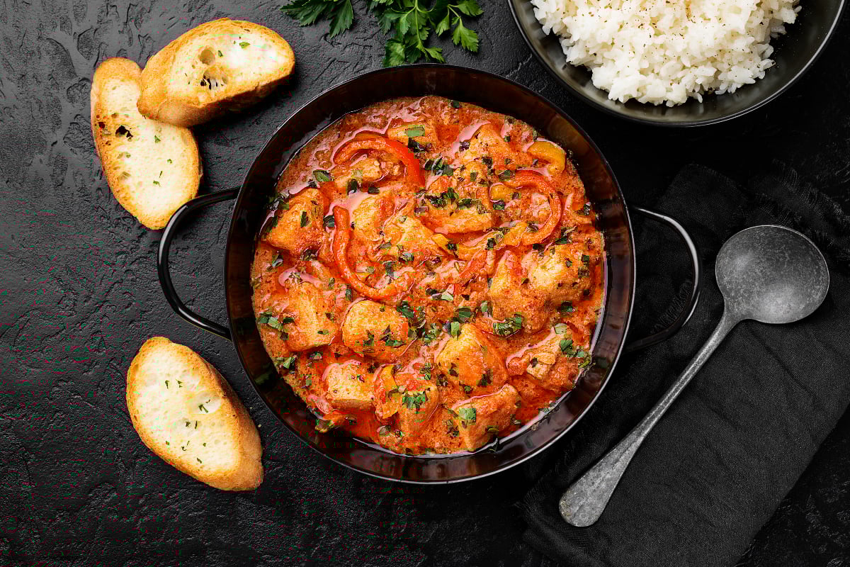 Peixe assado com molho de tomate (Imagem: Nelea Reazanteva | Adobe Stock)