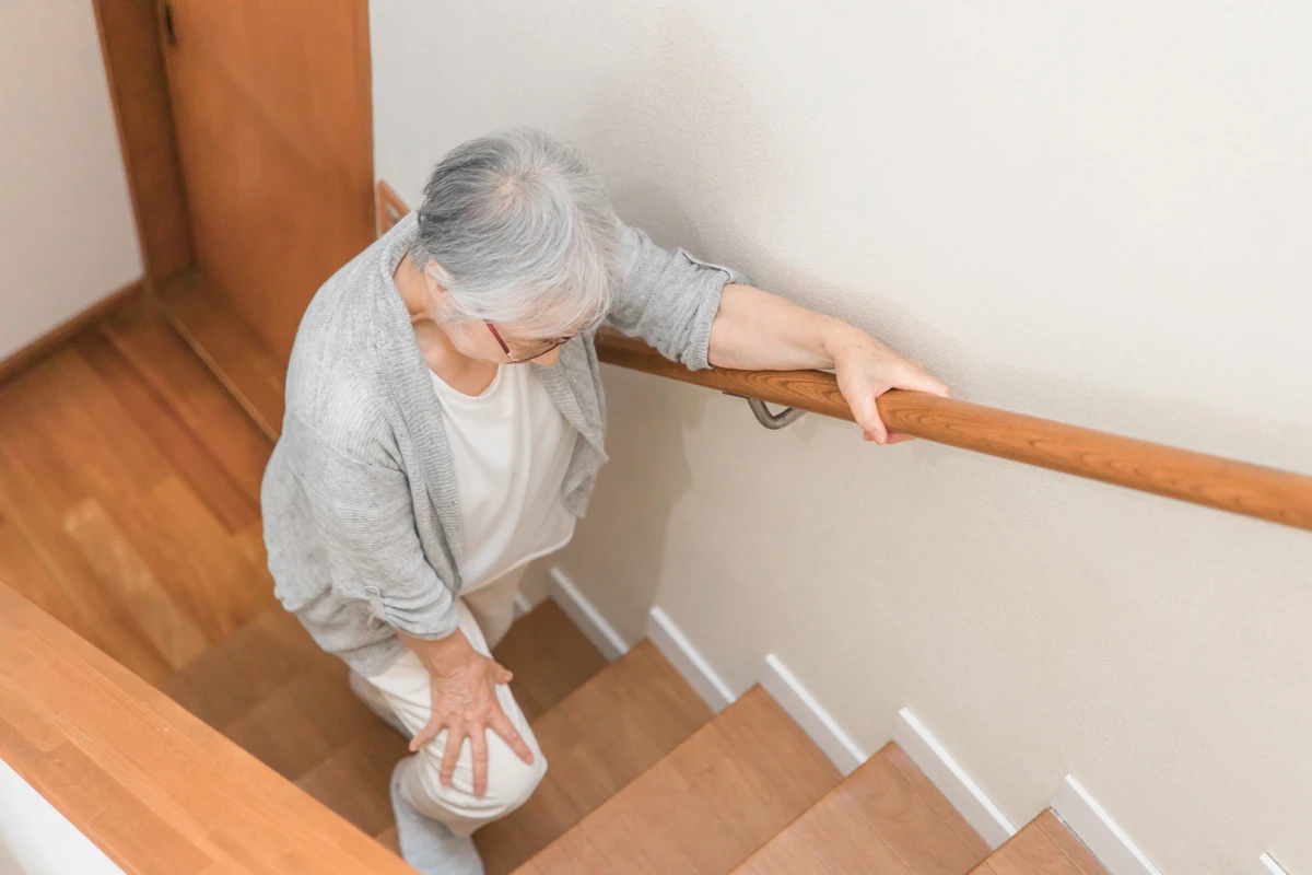 Corrimão instalado em escada | por Shutterstock