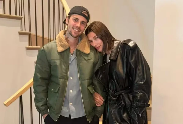 Justin e Hailey Bieber por Reprodução