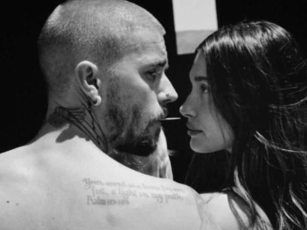 Justin e Hailey Bieber por Reprodução