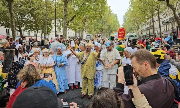 Lavage de La Madeleine acontece há 24 anos em Paris