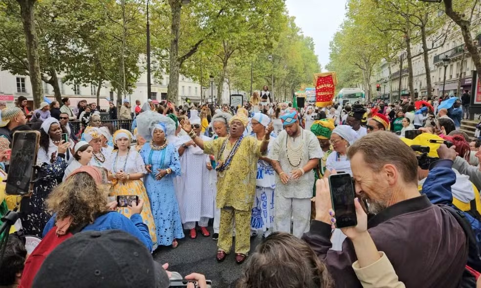 Lavage de La Madeleine acontece há 24 anos em Paris por Divulgação