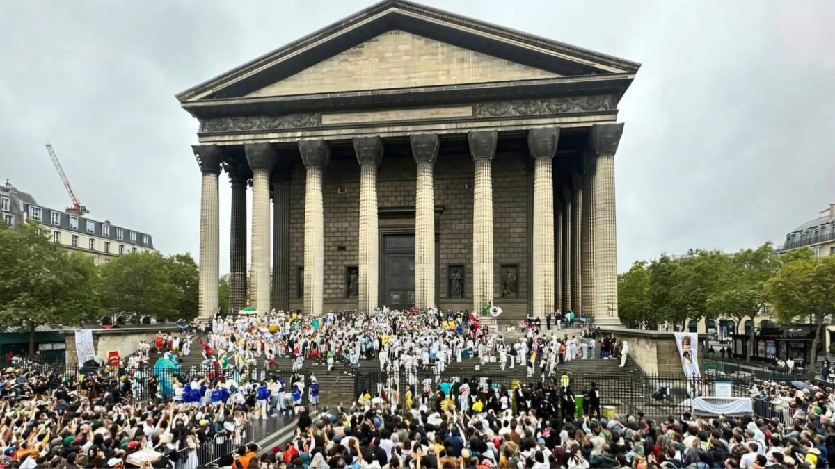 Lavage de La Madeleine acontece há 24 anos em Paris por Reprodução/Instagram @lavagedelamadeleine