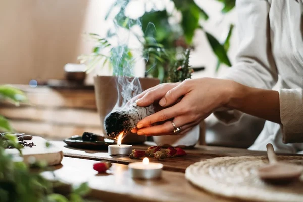 Limpeza espiritual e energética: ritual pode ser feito com incenso, banhos, sal grosso e mais por Shutterstock