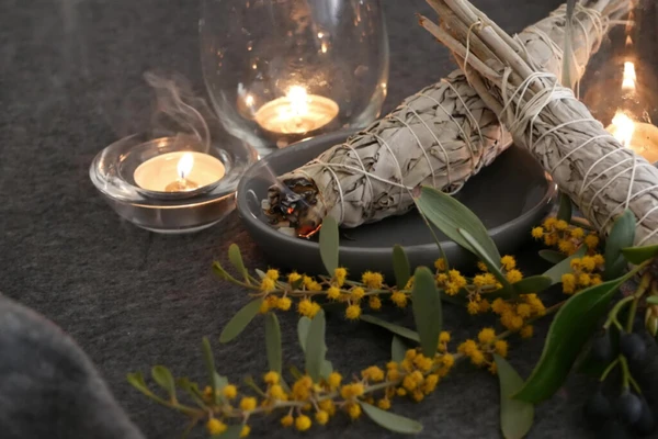 Limpeza espiritual e energética: ritual pode ser feito com incenso, banhos, sal grosso e mais por Shutterstock