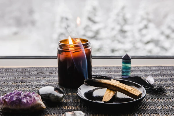 Limpeza espiritual e energética: ritual pode ser feito com incenso, banhos, sal grosso e mais por Shutterstock