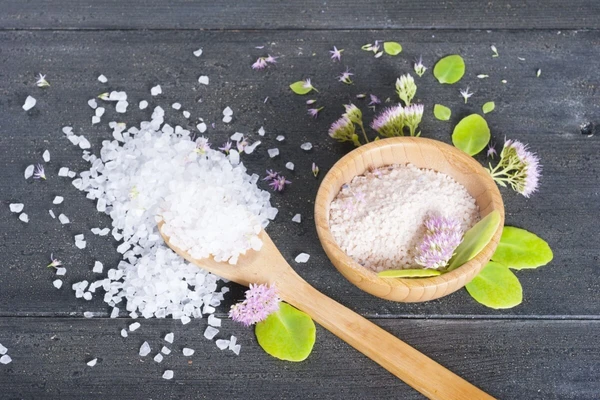 Limpeza espiritual e energética: ritual pode ser feito com incenso, banhos, sal grosso e mais por Shutterstock