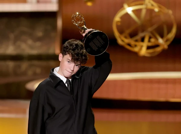 Owen Cooper faz história e se torna o mais jovem vencedor do Emmy por 'Adolescência' por Reprodução/Kevin Winter/Getty Images