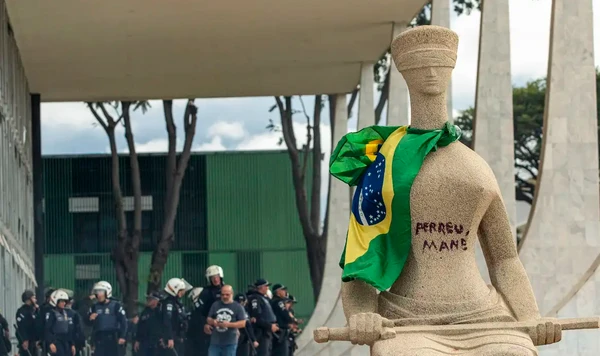 Débora pichou a estátua A Justiça com a frase "Perdeu, mané" por Joédson Alves/Agência Brasil