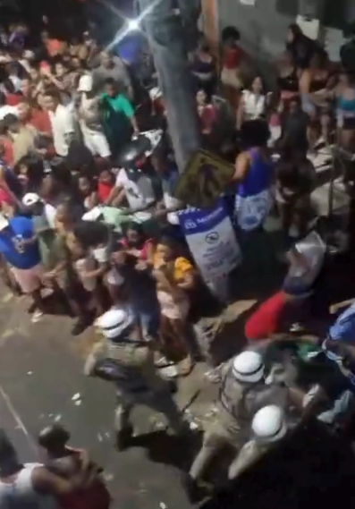 Policiais flagrados agredindo moradores em Salvador por Reprodução