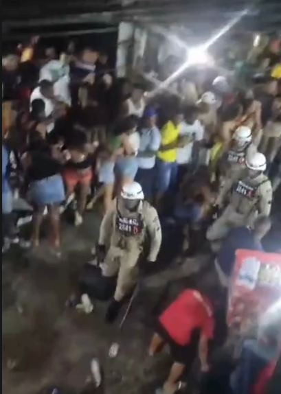 Policiais flagrados agredindo moradores em Salvador por Reprodução