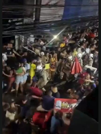 Policiais flagrados agredindo moradores em Salvador por Reprodução